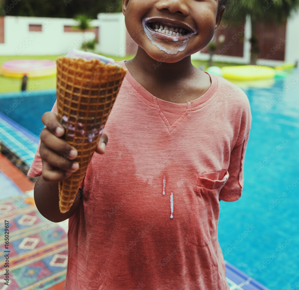 泳池边非洲裔女孩拿冰淇淋的特写