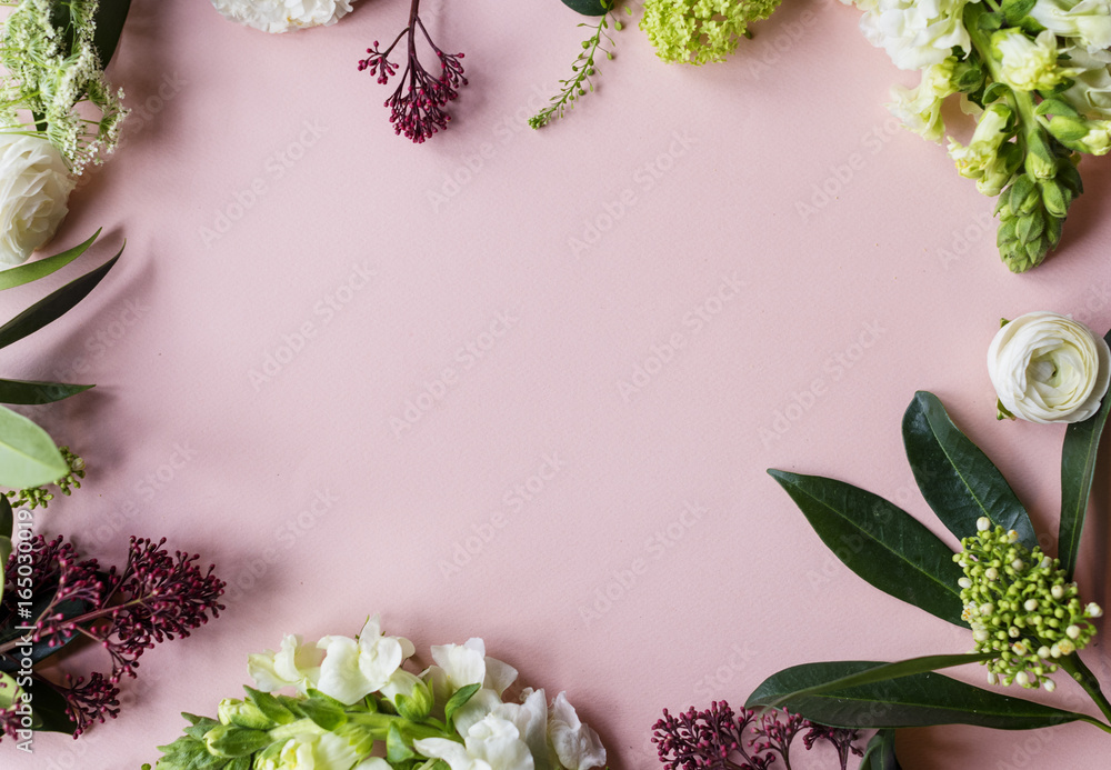 粉色背景上有空白设计空间的各种鲜花