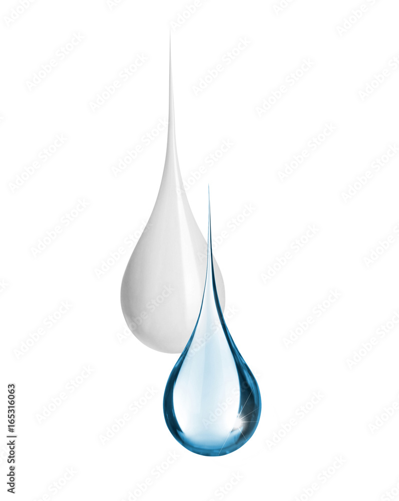一滴牛奶和一滴水，在白色背景上隔离