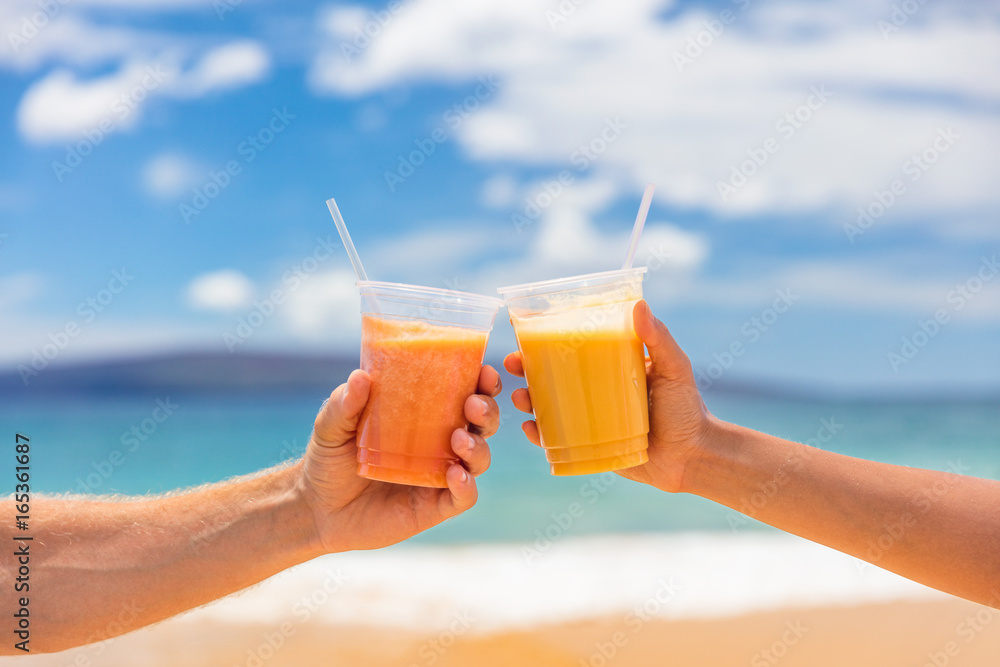 情侣在海滩餐厅一起烤健康果汁饮料。排毒奶昔饮料加烤面包