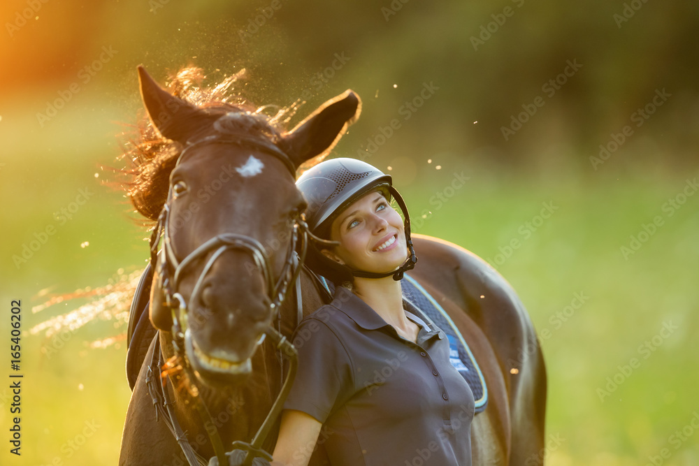 年轻的女骑手和她的马享受着美好的心情