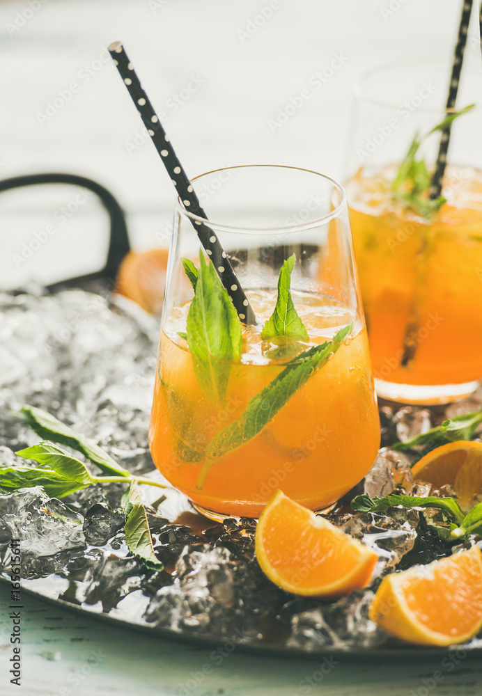 清爽的冷酒精夏季柑橘鸡尾酒，配无茎橙子、薄荷和碎冰
