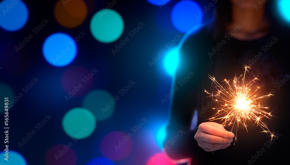 女性在庆祝活动中玩焰火