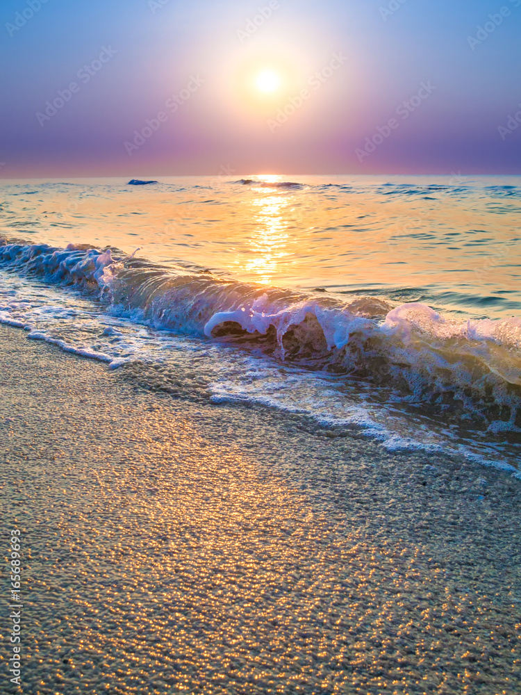日出。美丽的日出。黑海。金色的日出。海上日出。海洋日出背景。