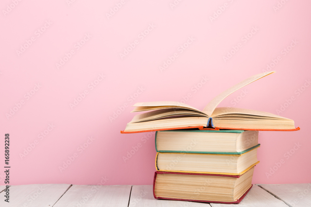 教育与智慧理念——木桌开卷，彩色背景