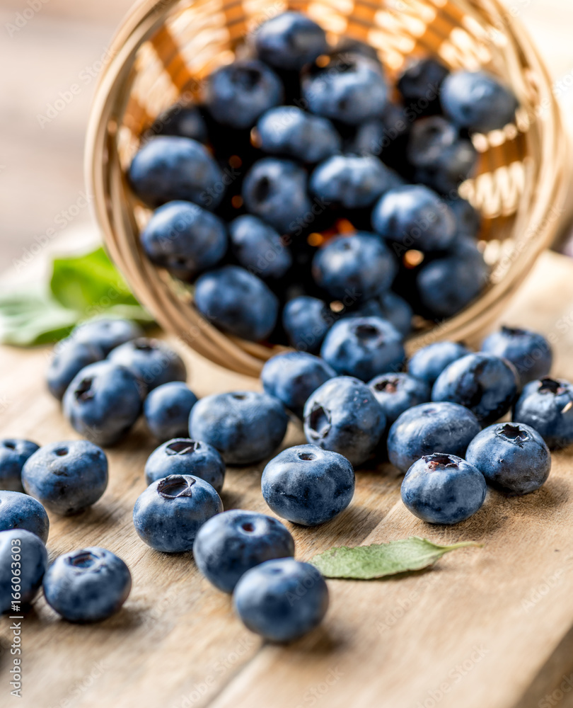 碗里有美味的蓝莓。蓝莓是抗氧化的有机超级食品。