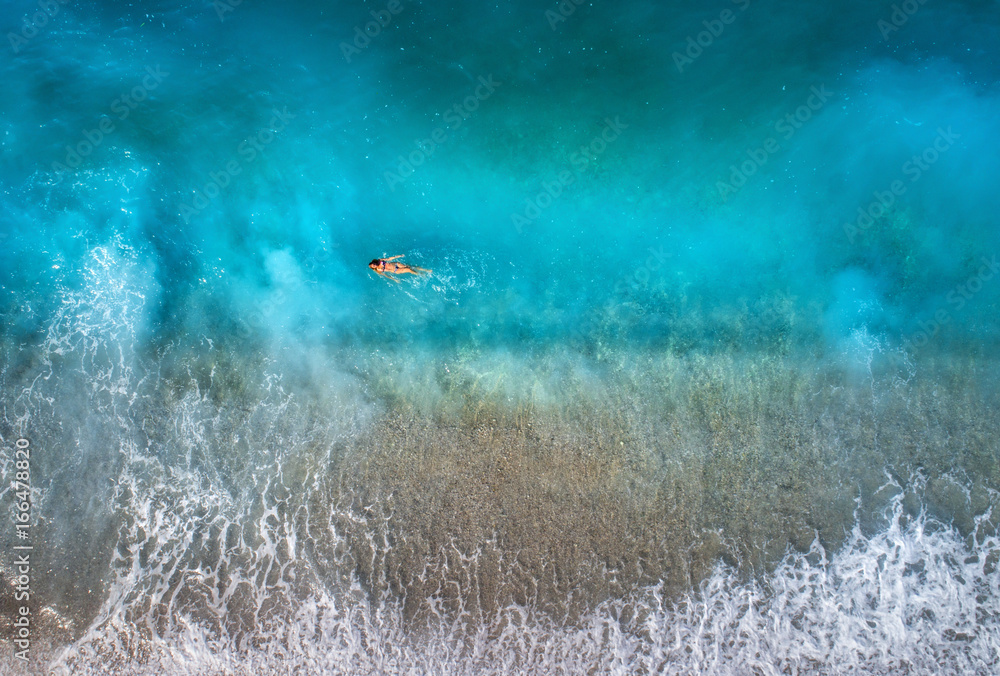 土耳其奥卢代尼兹地中海游泳女子鸟瞰图。美丽的夏季海景wi