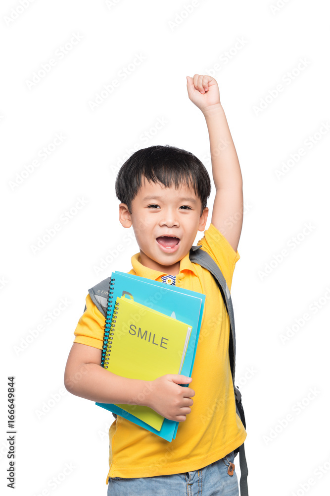 可爱的微笑男孩的肖像，背着背包，举起五颜六色的书