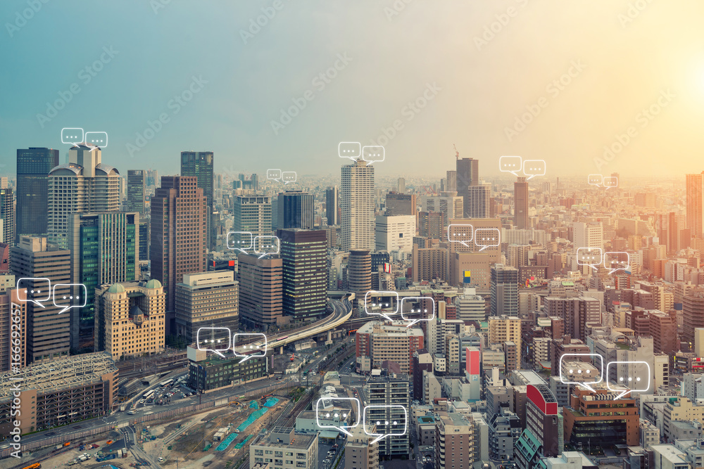 大阪城市的空白文本和交流的气泡聊天。技术和交流c