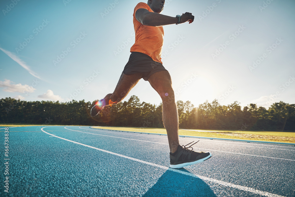 健康的年轻非洲运动员在跑道上独自奔跑