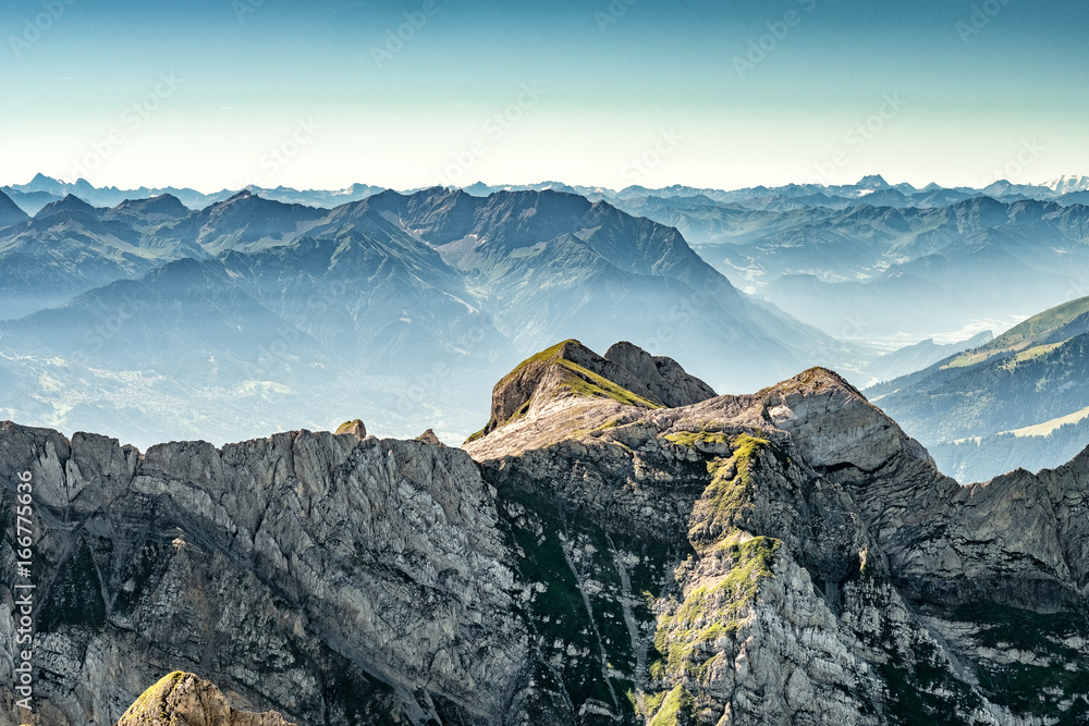 从瑞士森蒂斯山、瑞士阿尔卑斯山俯瞰山景。