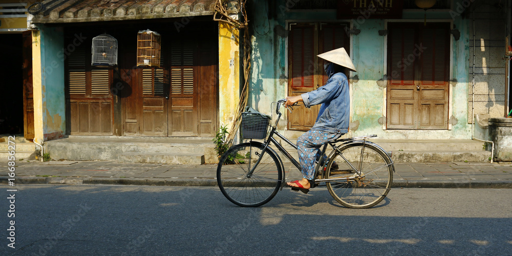 在越南霍安的街道上骑自行车