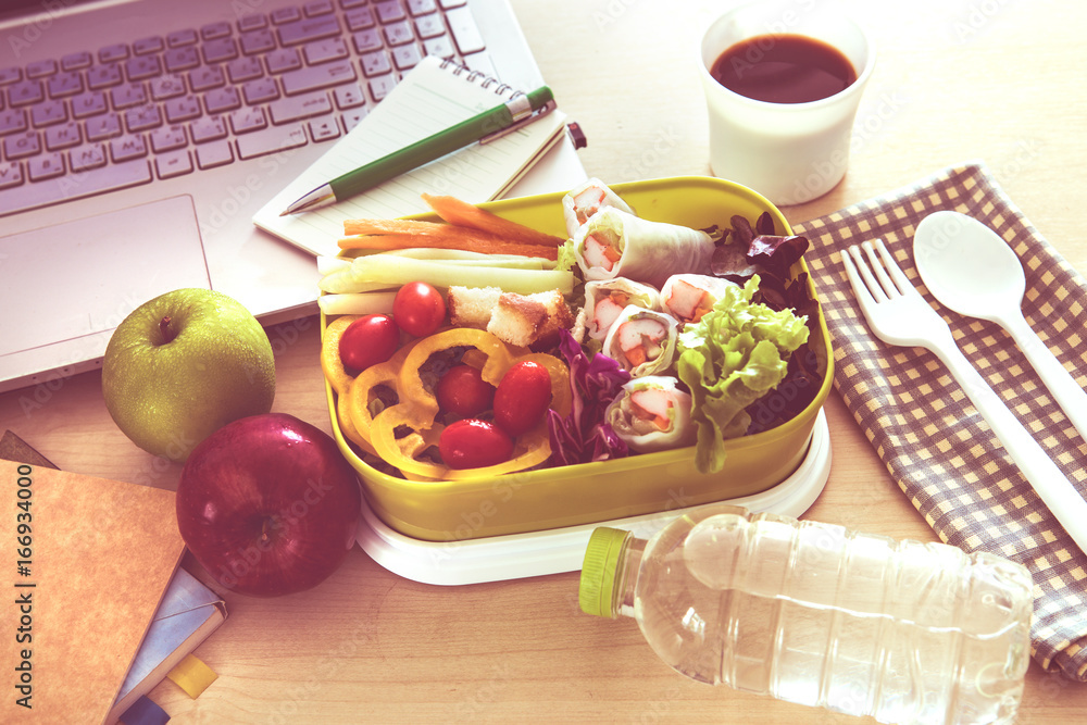 办公桌工作场所的封闭式绿色午餐盒，健康饮食，养成清洁饮食习惯
