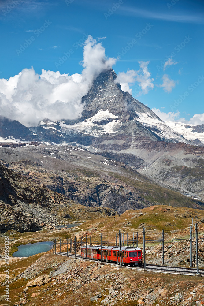 瑞士采尔马特戈尔能格拉特。瑞士阿尔卑斯山马特宏山铁路景观