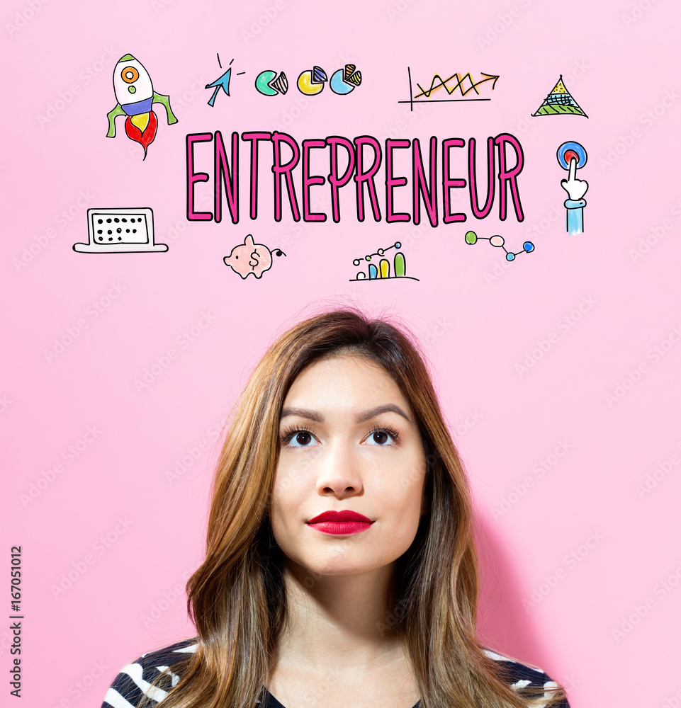 粉红色背景下与年轻女性的企业家文本