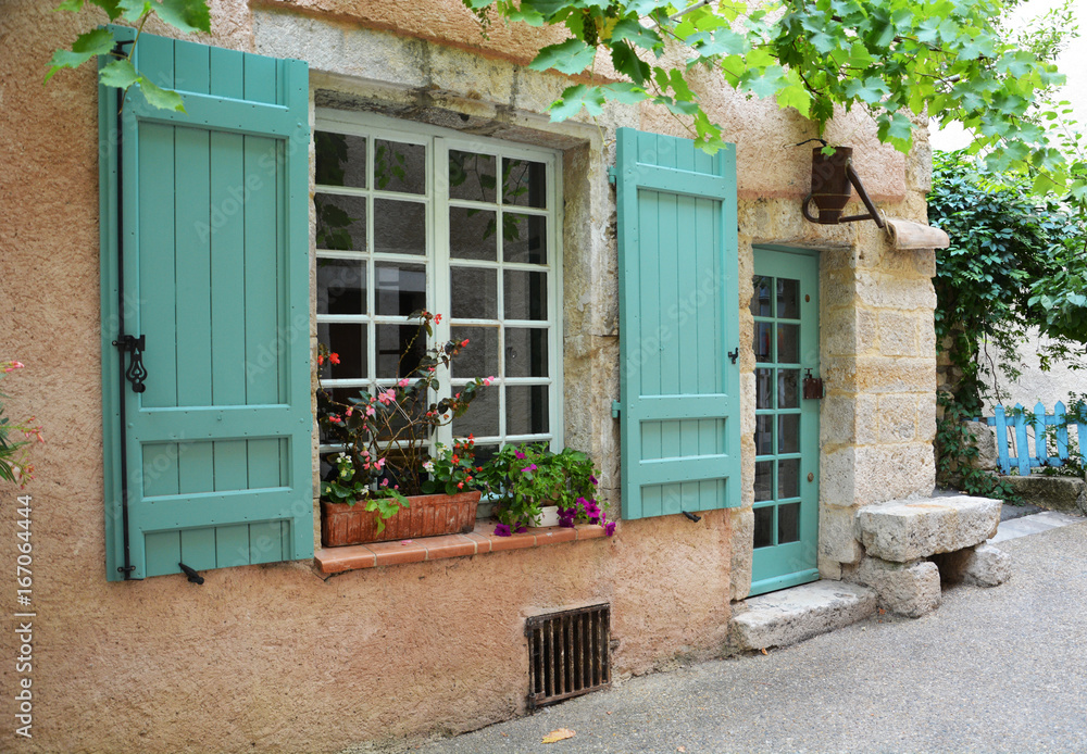 普罗旺斯风格的带百叶窗的窗户和带原始灯笼的门
