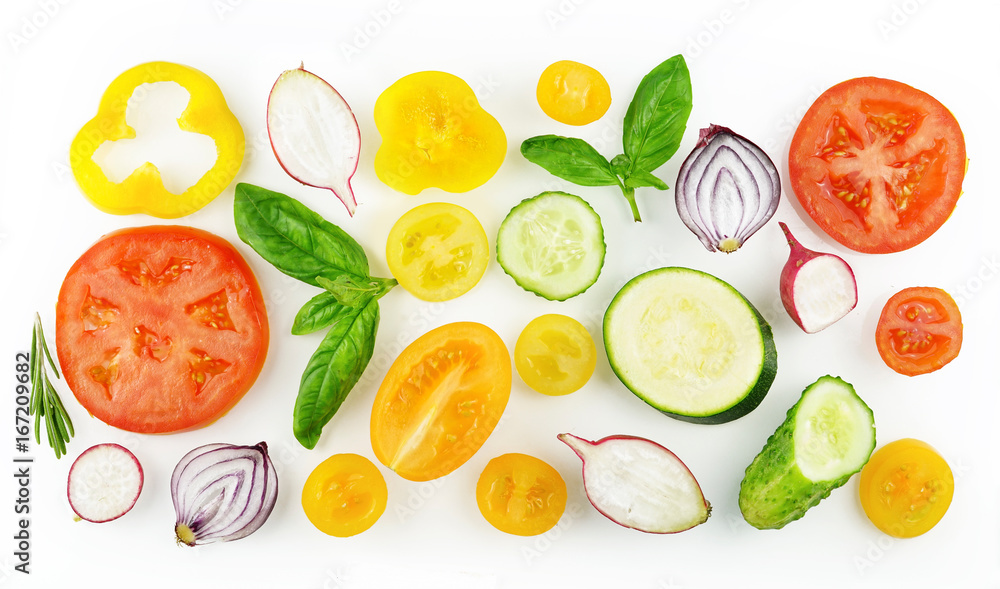 多色彩色蔬菜片，黄、红、绿相间，白底隔离