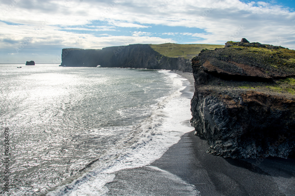 冰岛大西洋Vik村附近的Reynisfjara海岸黑沙滩