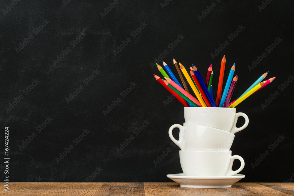 带彩色铅笔的堆叠咖啡杯