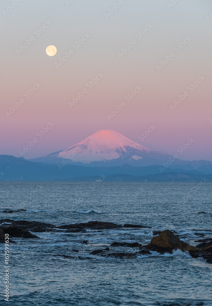 富士山和冬季海上的清晨满月。