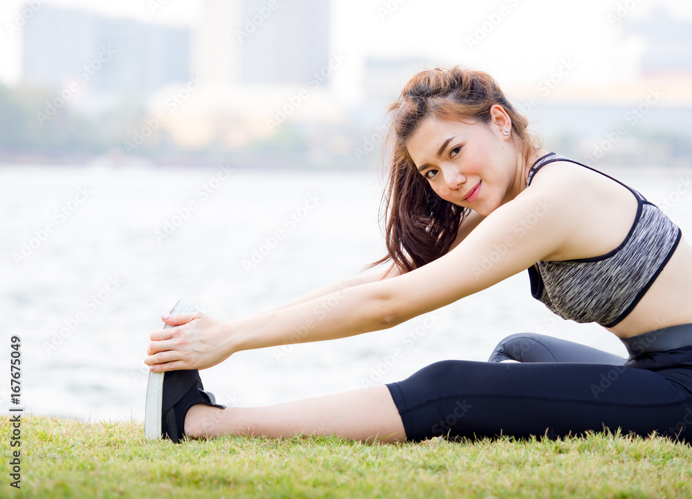女性健身户外概念，年轻女性伸展运动锻炼，瑜伽，在公园跑步