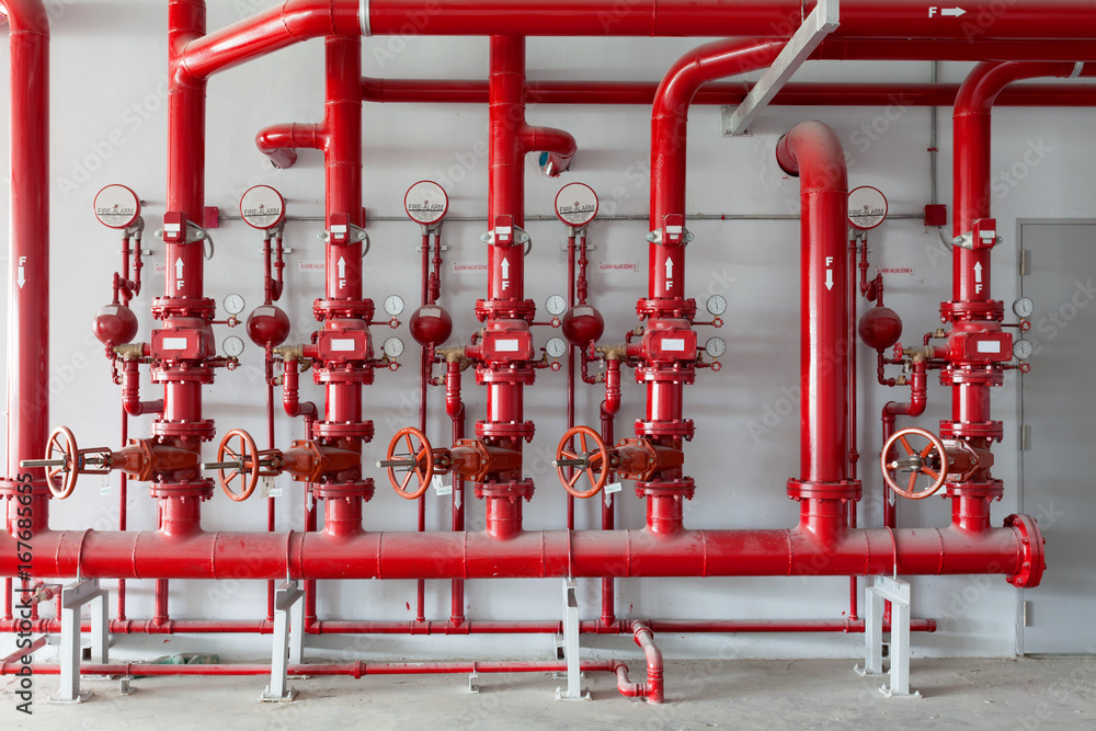 红色水管阀，用于工业建筑水管系统控制的管道。
