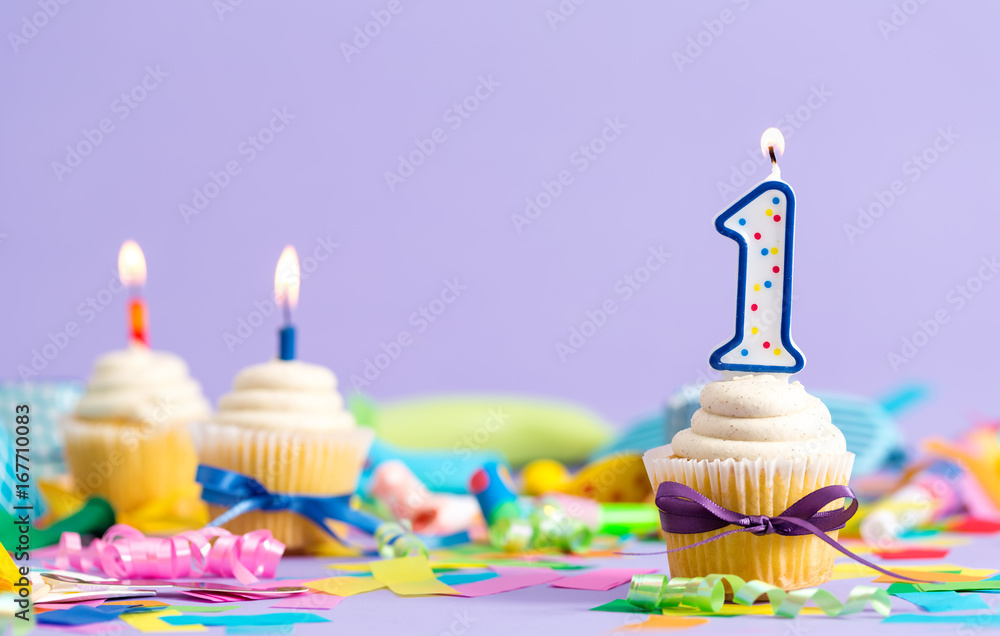 以纸杯蛋糕蜡烛和派对配件为主题的一岁生日庆祝活动