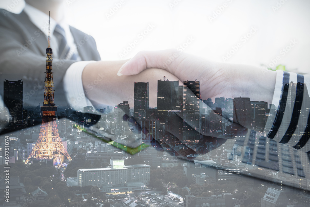 商人握手与城市景观