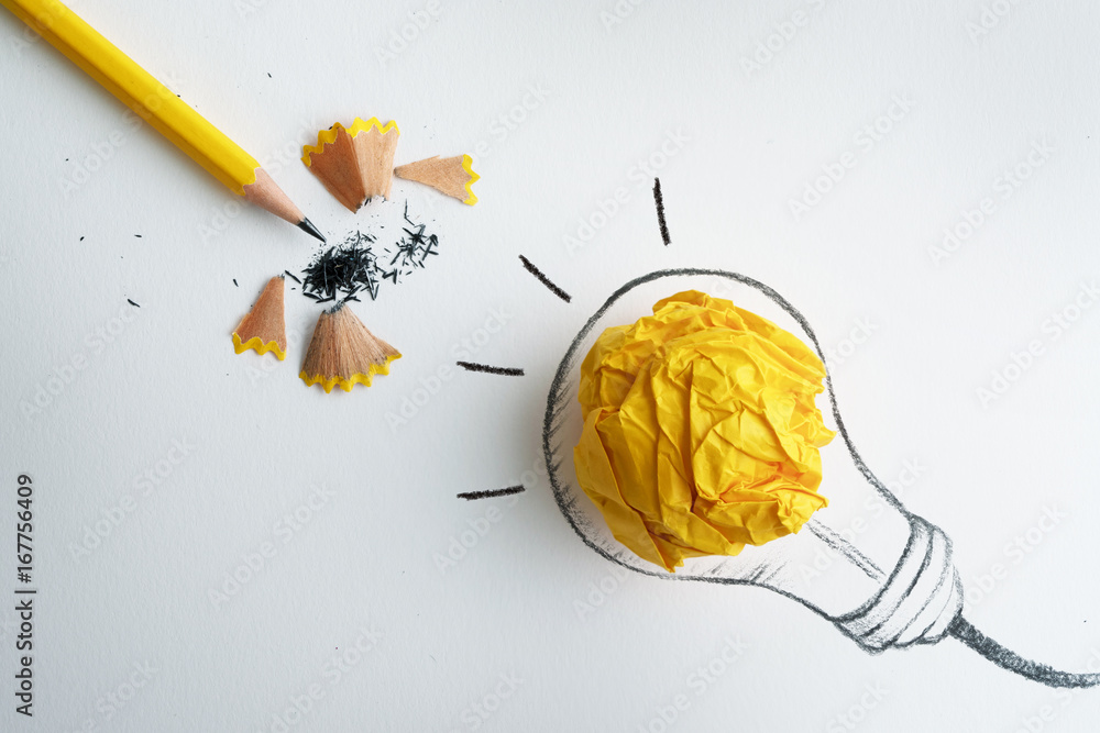黄色铅笔配黄色皱巴巴的纸团和手绘灯泡，创意创新