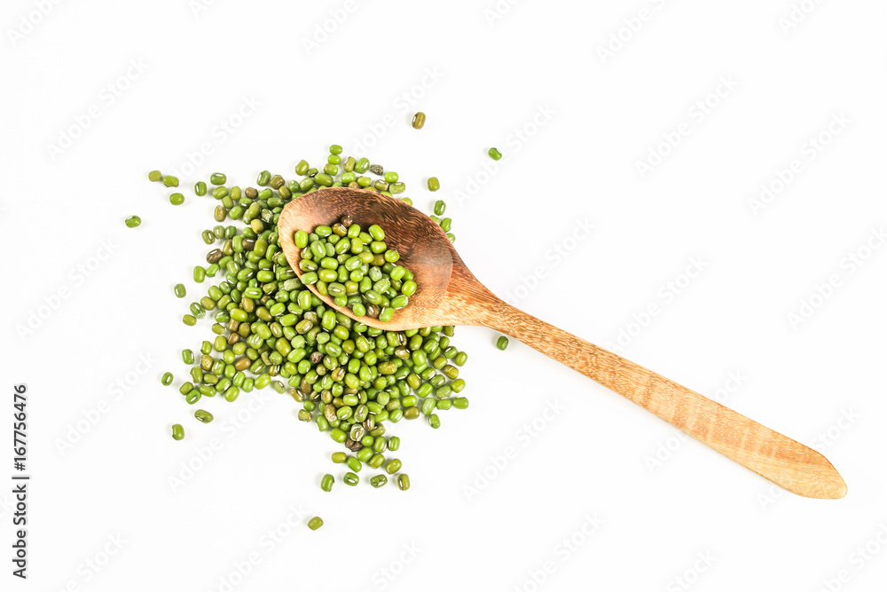 用木勺在白底上特写绿色绿豆