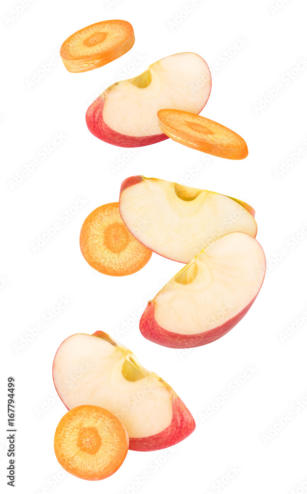 空气中分离的切好的水果。掉落的胡萝卜片和红苹果片在白色背景上分离