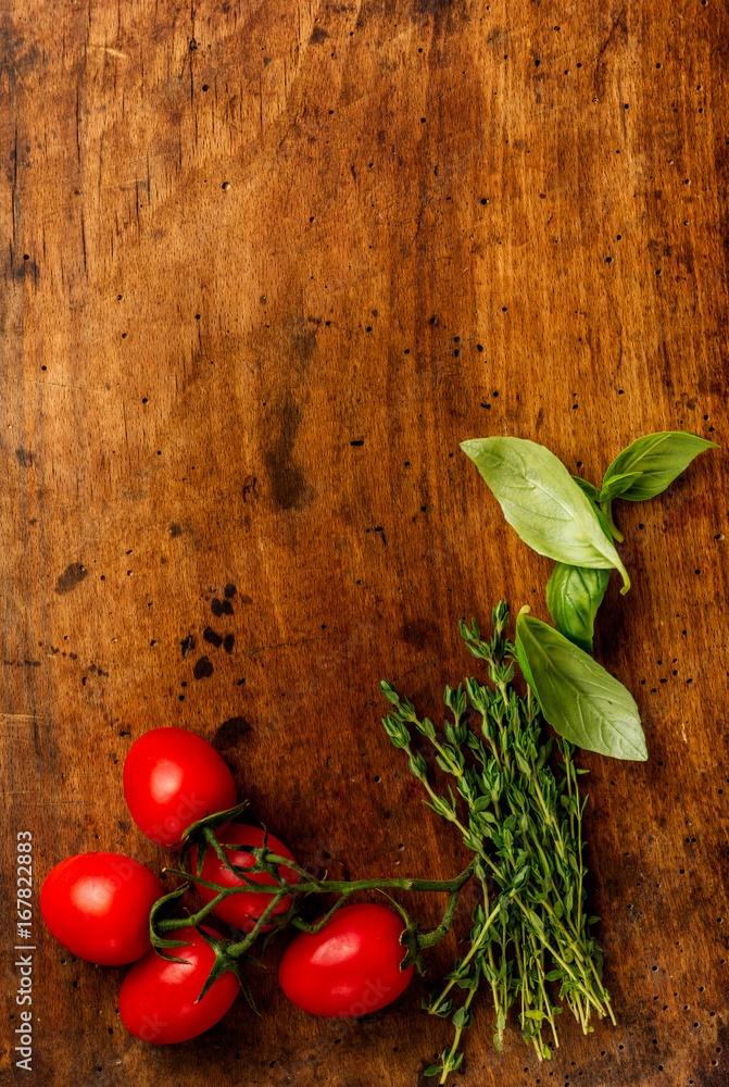 烹饪背景：番茄、大蒜、百里香、罗勒叶。俯视图。