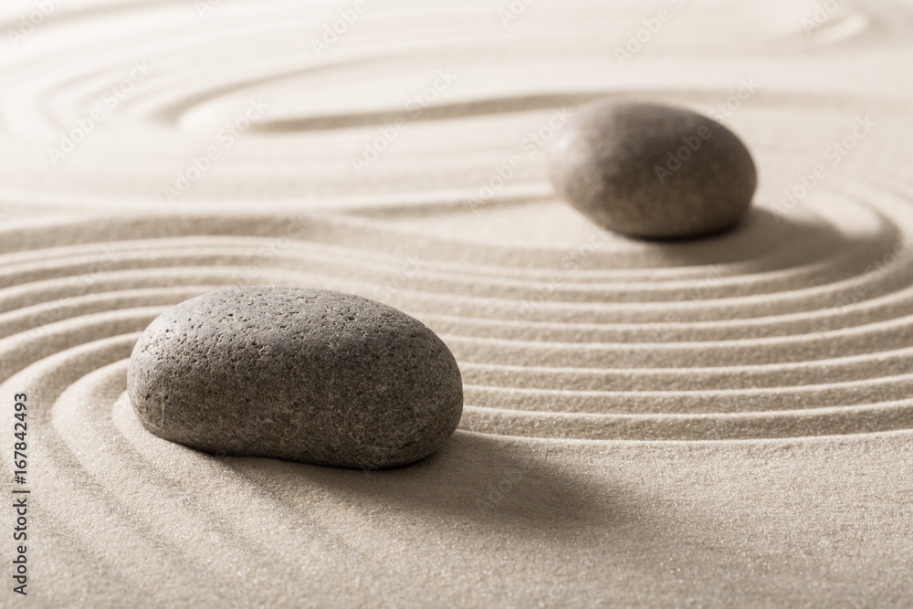 沙子上的石头。