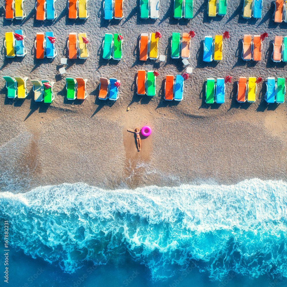 土耳其奥卢代尼兹，一位戴着游泳圈躺在海里的女士的鸟瞰图。与女孩的夏日海景，
