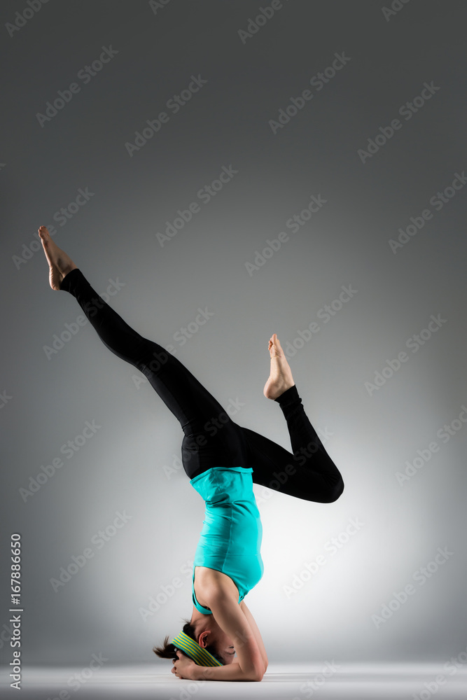 漂亮的瑜伽健身教练女士伸展双腿