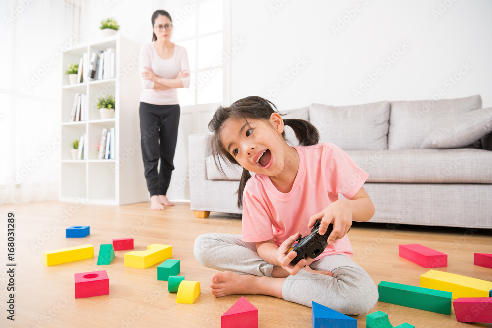 兴奋的小女孩玩游戏杆视频游戏