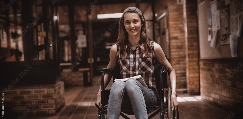 学校走廊上坐轮椅的残疾女学生