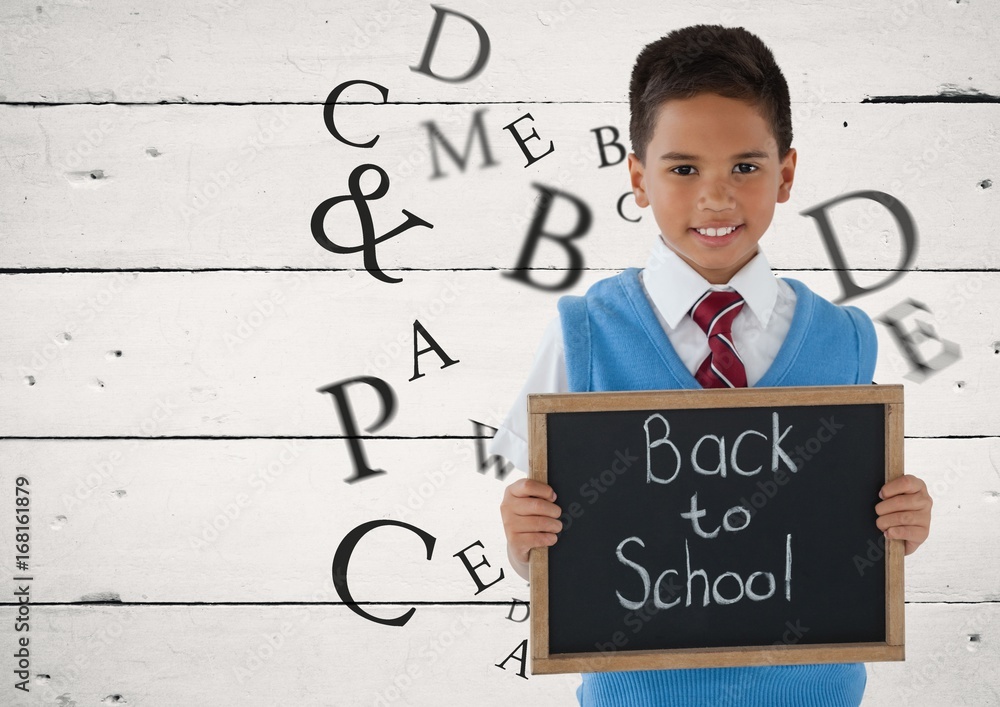 举着黑板的男孩周围有很多字母，上面写着Back to sc