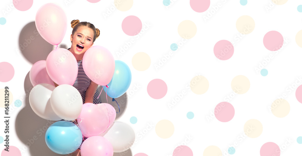 美丽快乐的少女，带着五颜六色的气球，在白色隔离上玩得很开心