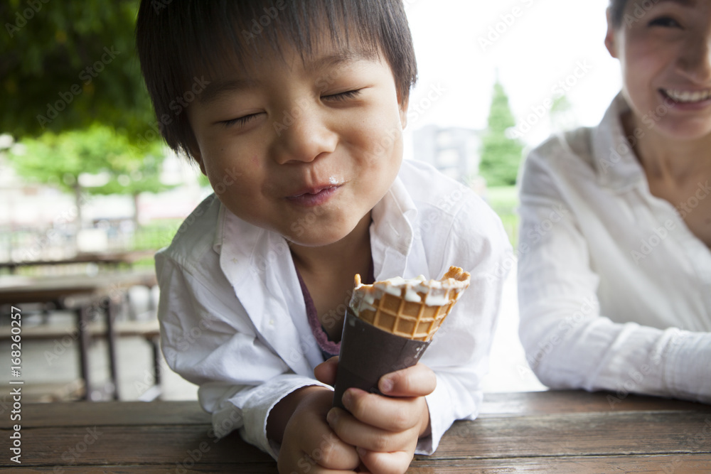 小孩子开心地吃冰淇淋