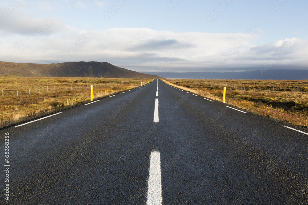 冰岛的环城公路或一号公路。