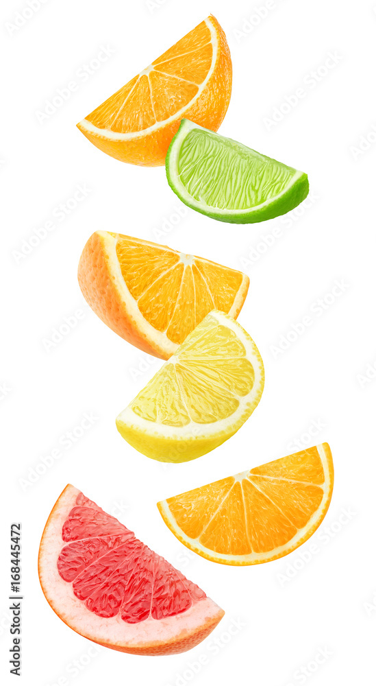 分离的柑橘类水果楔形物。漂浮的橙子、柠檬、酸橙和葡萄柚在whi上分离