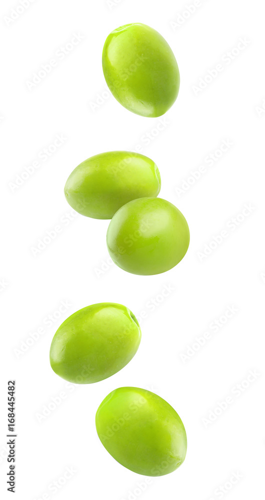 孤立的掉落的橄榄。空气中的五个绿色橄榄果实在白色背景上用clippi隔离