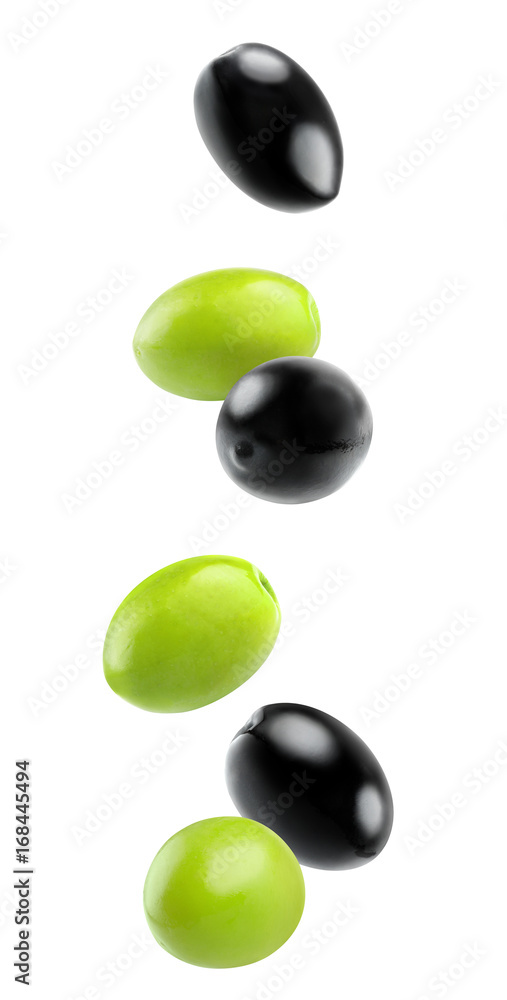 孤立的掉落橄榄。空中掉落的黑色和绿色橄榄果实孤立在白色背景上