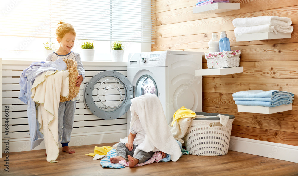 快乐的孩子们，男孩和女孩在洗衣机里。