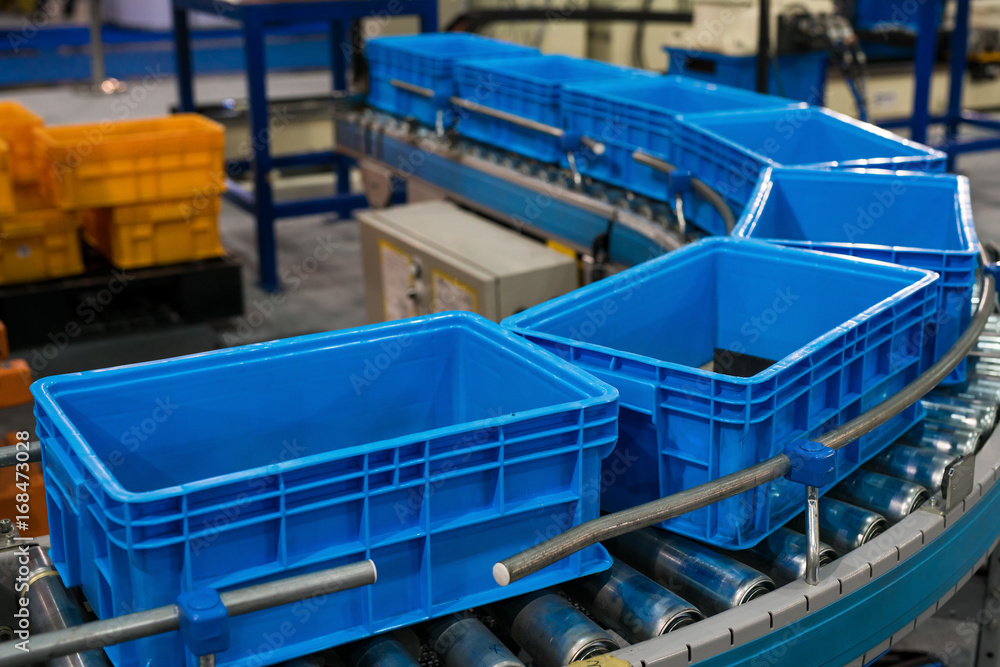 滚筒线上的塑料箱，用于在工厂内输送生产零件