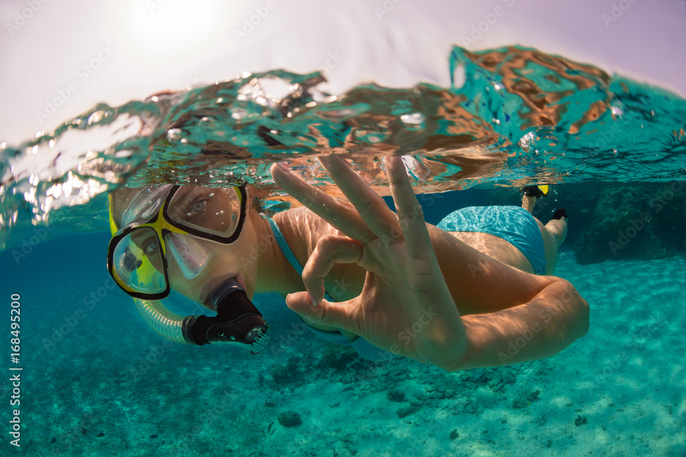 浮潜女子探索美丽的海洋生物，水下摄影。