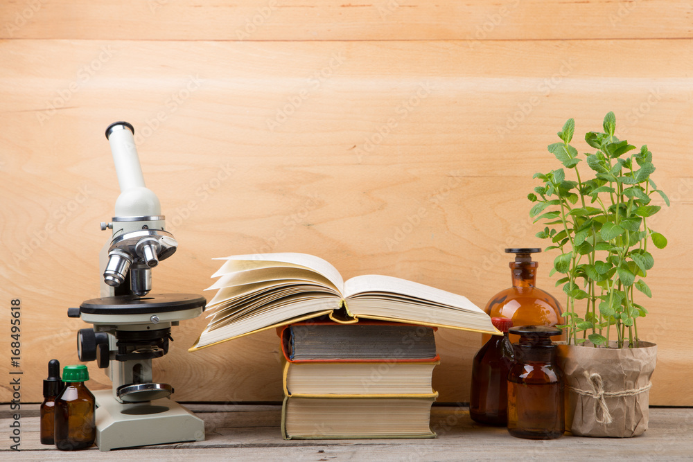 医学教育理念——显微镜、书籍和药瓶