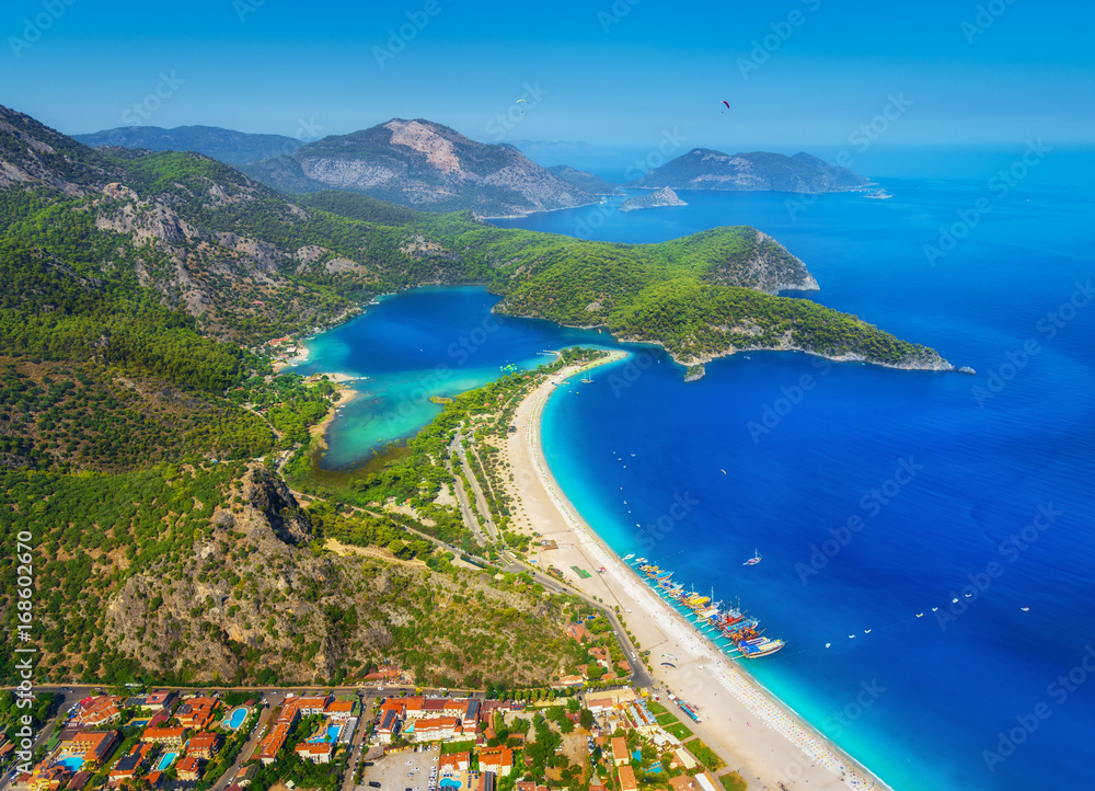 土耳其奥卢代尼兹蓝色泻湖的惊人鸟瞰图。夏季群山环绕，绿意盎然