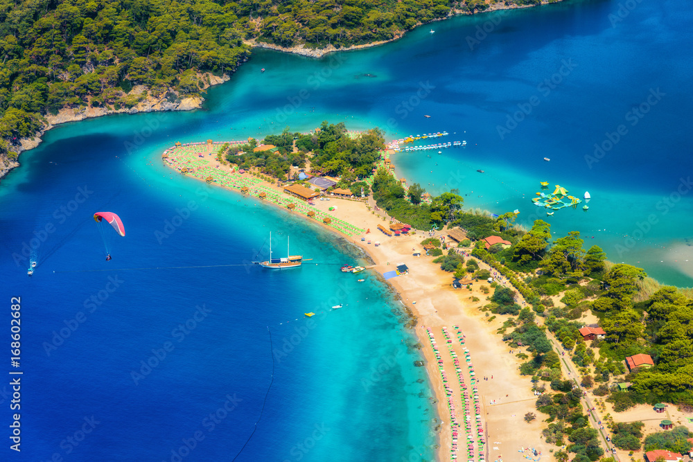 土耳其奥卢代尼兹蓝色泻湖的惊人鸟瞰图。海水飞溅，绿树成荫的夏季景观，